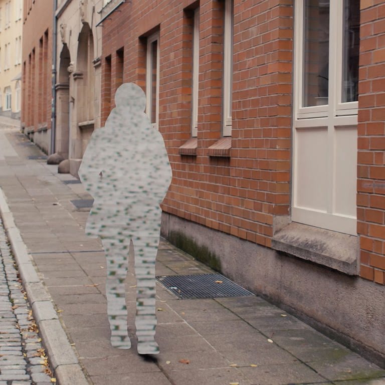 Eine Frau läuft eine Straße entlang. Sie will nicht erkannt werden, weil sie über ihre Vergewaltigung spricht.  (Foto: SWR)