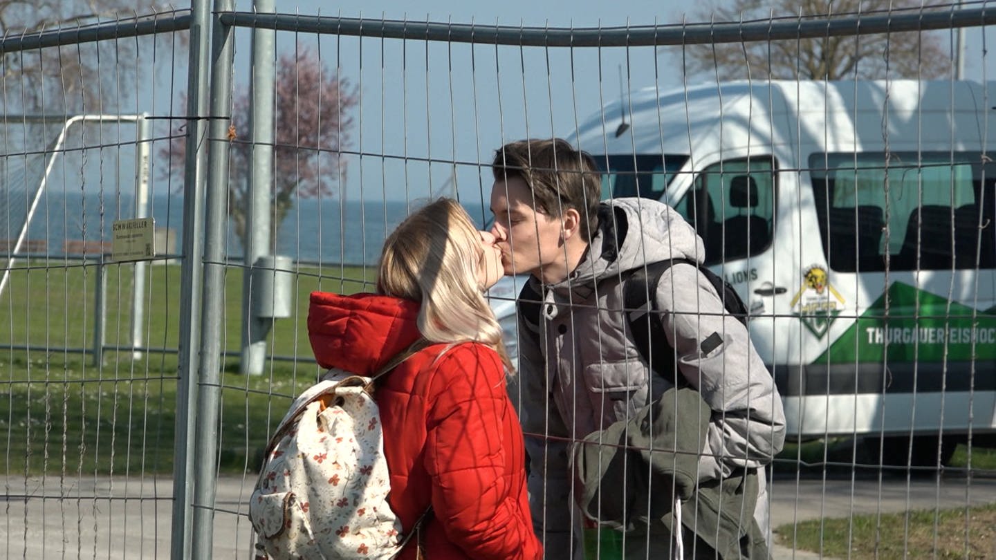 ein Liebespaar küsst sich durch einen Bauzaun (Foto: SWR)