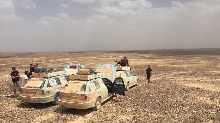 Rallye-Autos stehen in der Wüste (Foto: SWR)