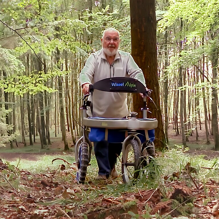 Senior fährt im Wald mit Prototyp des Turbo-Rollator. (Foto: SWR)