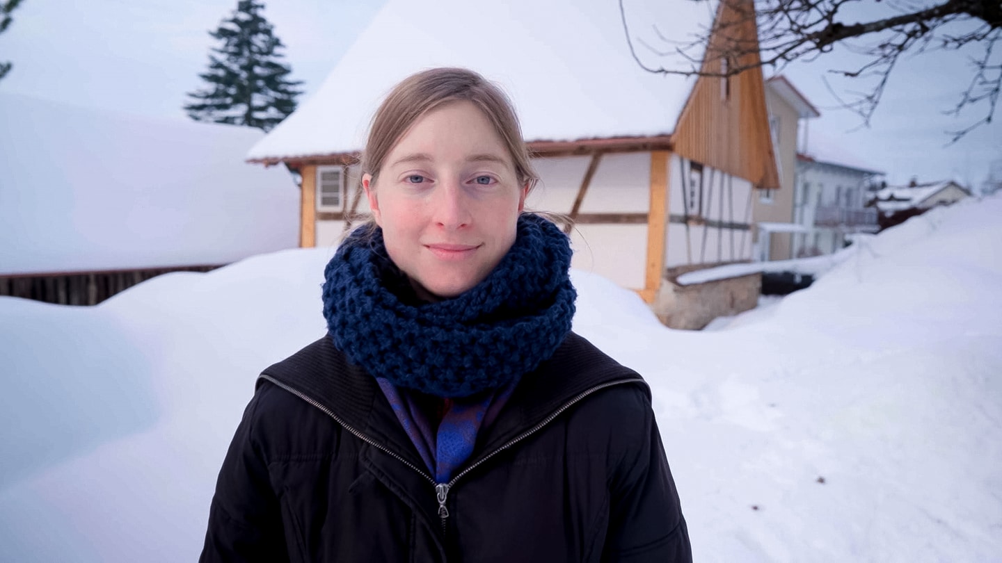 Stefanie setzt sich im Verein taxmenow für Steuergerechtigkeit ein. Stefanie steht vor einem Haus in einer Winterlandschaft. Sie schaut mit direktem Blick in die Kamera. (Foto: WDR)