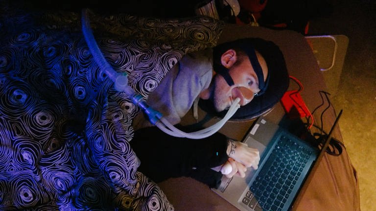 DJ Frank Key bedient einen Computer. (Foto: SWR)