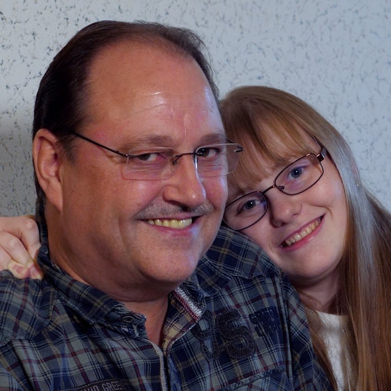 Vater Andreas hat seine Tochter Denice in den Armen. Denice ist 24 Jahre und hat seit einem Unfall kein Kurzzeitgedächtnis mehr. 