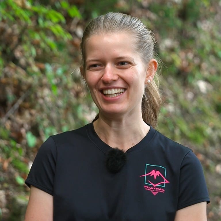 Junge Frau mit Parkinson trainiert für große Bergwanderung