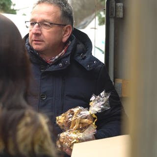 Thomas Knecht, Helfer im Ahrtal verteilt Plätzchen (Foto: SWR)