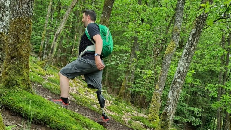 Fritz wandert mit seiner Beinprothese durch den Wald.  (Foto: Keine)