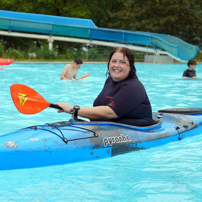 Frau mit braunen Haaren im blauen Kanu. (Foto: SWR)