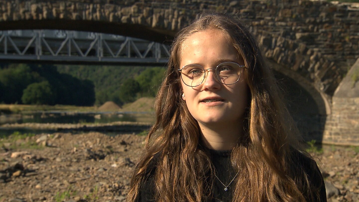 Julia, 17 Jahre alt steht vor der Ahr am Flussufer (Foto: SWR)