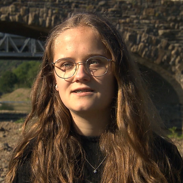 Julia, 17 Jahre alt steht vor der Ahr am Flussufer