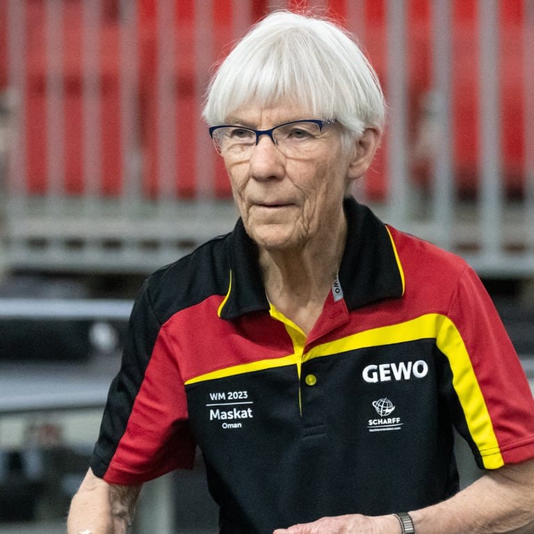 Seniorin spielt Tischtennis im Deutschland-Trikot. (Foto: SWR, ITTF/APAC Sport Media.)
