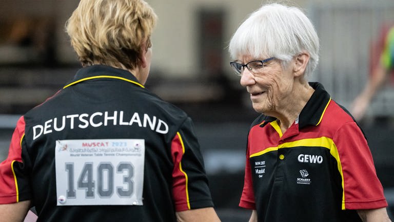 Seniorin Heidi beim Tischtennis- Spiel um Platz 1 im Doppel. Links daneben ist auf dem Rücken der Spielpartnerin der Schriftzug ‚Deutschland‘ zu lesen.  (Foto: SWR, ITTF/APAC Sport Media)