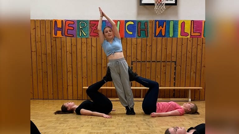 Drei Frauen machen Akrobatik in einer Turnhalle. (Foto: SWR)