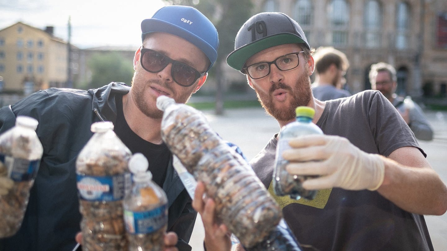 Till und Felix aus Freiburg sind Klimaaktivisten und sammeln Zigarettenstummel in Plastikflaschen ein. #fillthebottle (Foto: SWR)