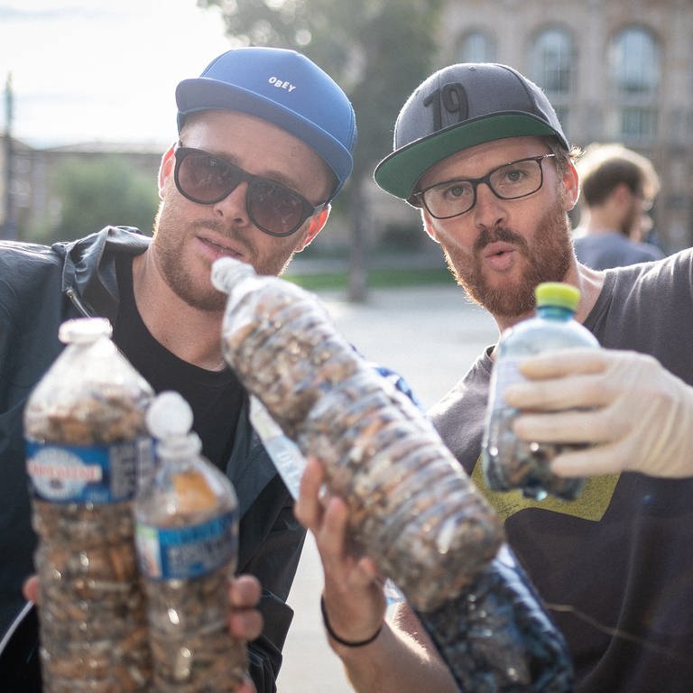 Till und Felix aus Freiburg sind Klimaaktivisten und sammeln Zigarettenstummel in Plastikflaschen ein. #fillthebottle (Foto: SWR)