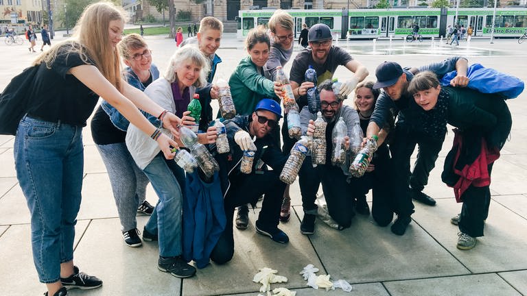 Klimaaktivisten aus Freiburg haben bei der Aktion #fillthebottle Zigarettenstummel in Plastikflaschen eingesammelt. (Foto: SWR)