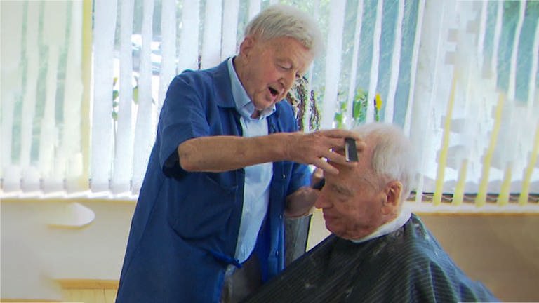 94-jähriger Friseur (Foto: SWR)