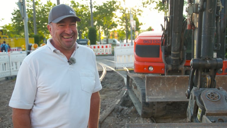 Straßenbauer Michael auf der Baustelle (Foto: SWR)