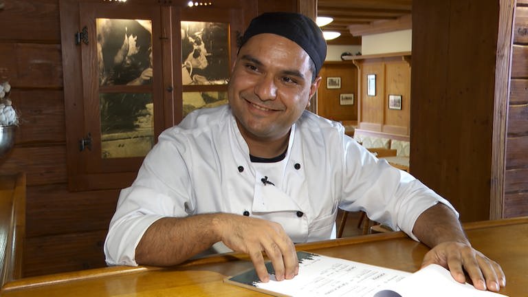 Hassan kommt gebürtig aus Afghanistan und lebt seit sieben Jahren in Deutschland. 2017 macht er eine Ausbildung zum Koch und entdeckt seine Leidenschaft für die badische Küche. 