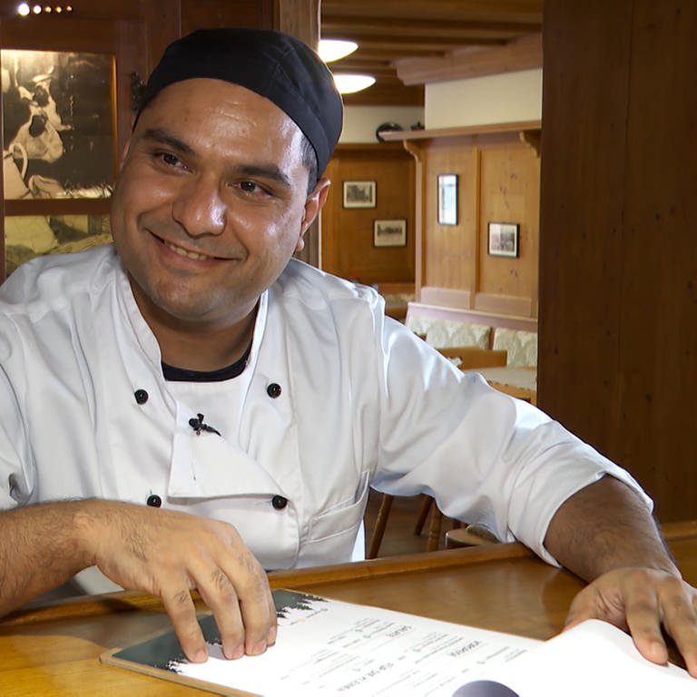 Hassan kommt gebürtig aus Afghanistan und lebt seit sieben Jahren in Deutschland. 2017 macht er eine Ausbildung zum Koch und entdeckt seine Leidenschaft für die badische Küche. 