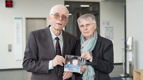 Älteres Paar zeigt Foto von vermisstem Kind
