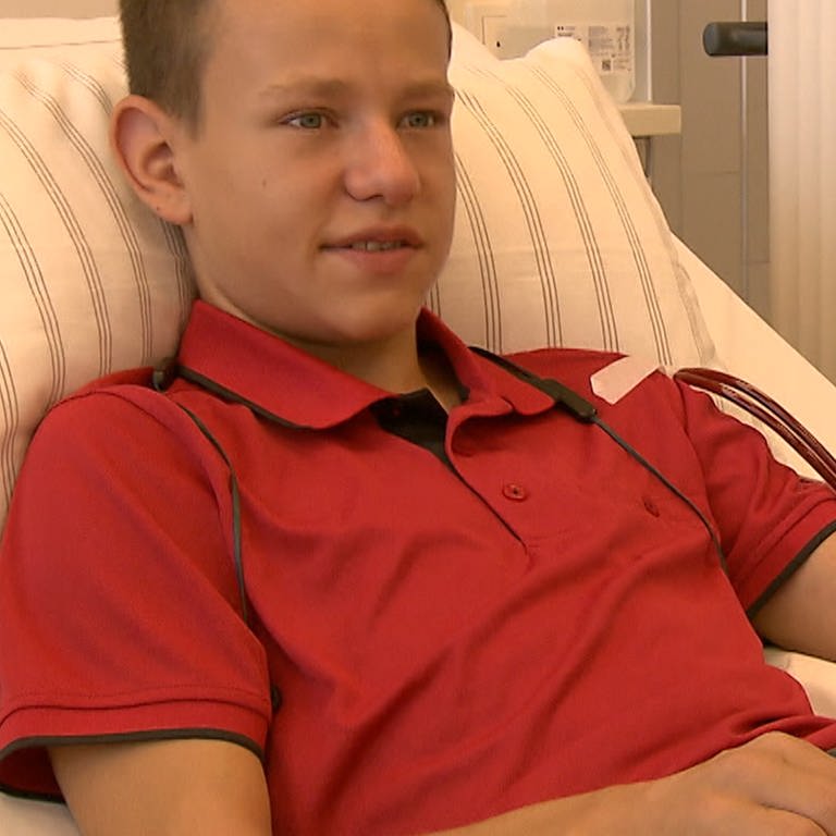 Ein Junge liegt in einem Krankenhausbett bei der Dialyse (Foto: SWR)