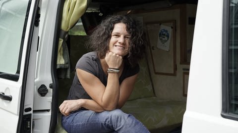 Ines Kießling sitzt in ihrem VW-Bus (Foto: SWR)