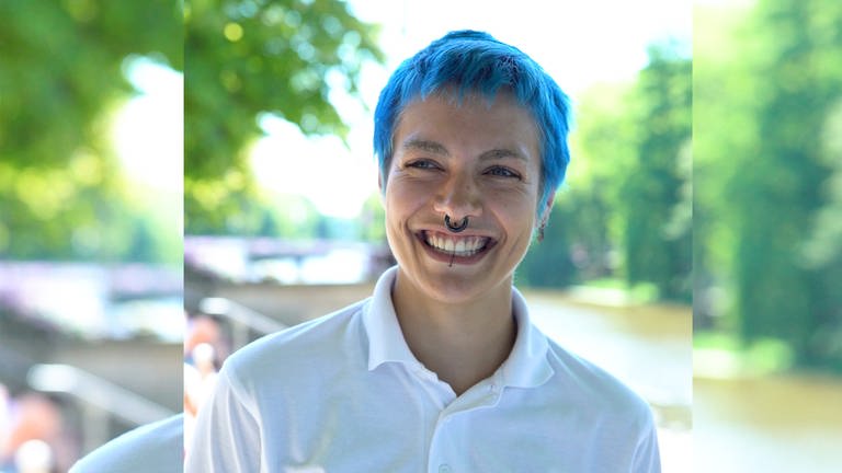 Frau mit blauen Haaren (Foto: SWR)