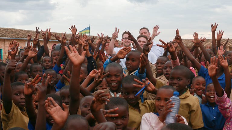 Eine Menge jubelnder Kinder in Ruanda