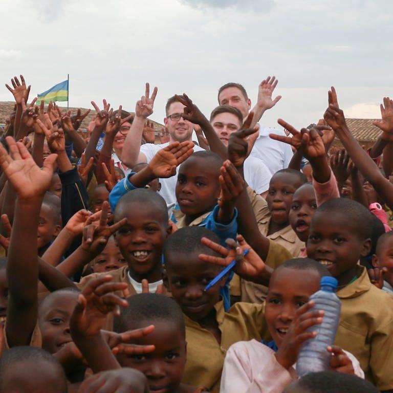 Eine Menge jubelnder Kinder in Ruanda (Foto: SWR)