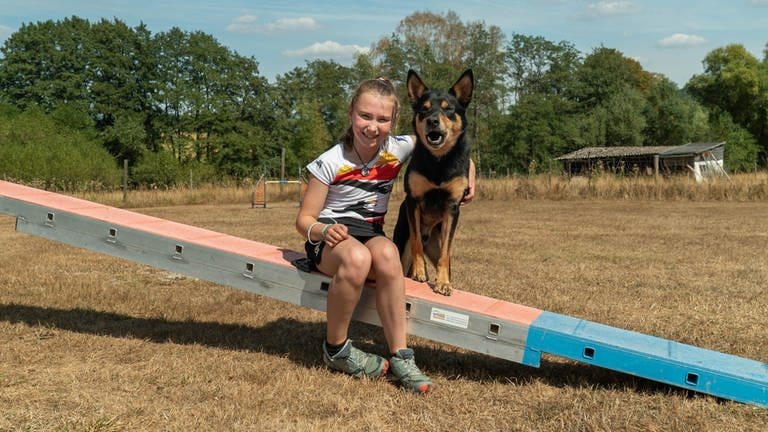 Die 9-jährige Sun und ihr Kelpie "Limit" sind Junioren-Weltmeister im Agility
