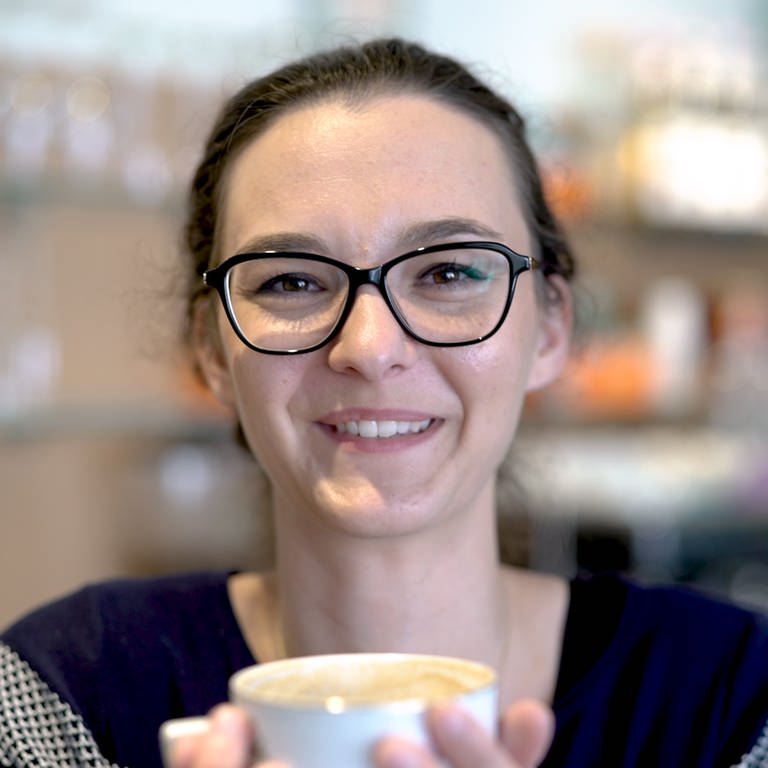 Johanna trinkt genüsslich einen Café und lächelt in die Kamera (Foto: SWR)