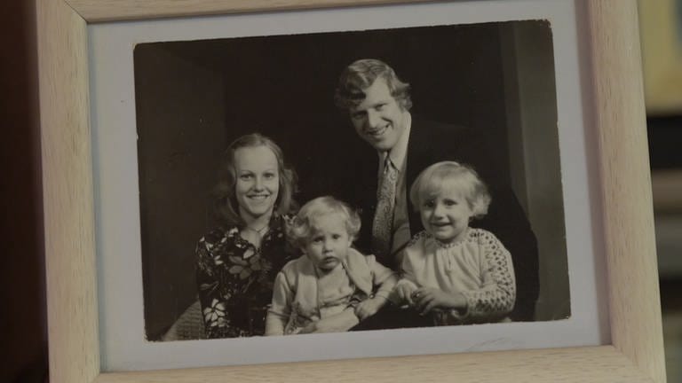 Schwarzweiß-Foto einer Familie mit zwei Kindern