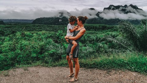 Nathalie mit ihrem Kind auf Sansibar (Foto: instagram.com/be.frei )