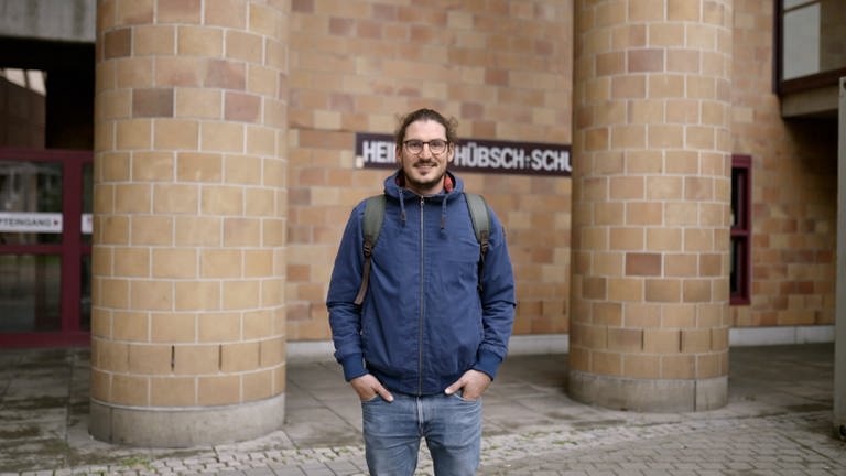 Mann steht vor Klinkersteinmauer einer Berufsschule (Foto: SWR)
