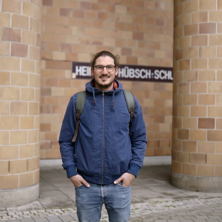 Mann steht vor Klinkersteinmauer einer Berufsschule (Foto: SWR)