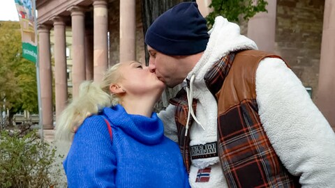 Das Paar Daniela und Giuseppe küssen sich in der Innenstadt in Karlsruhe. (Foto: SWR)
