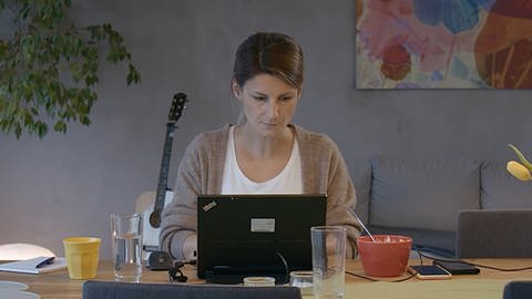 Frau arbeitet am Notebook (Foto: SWR)