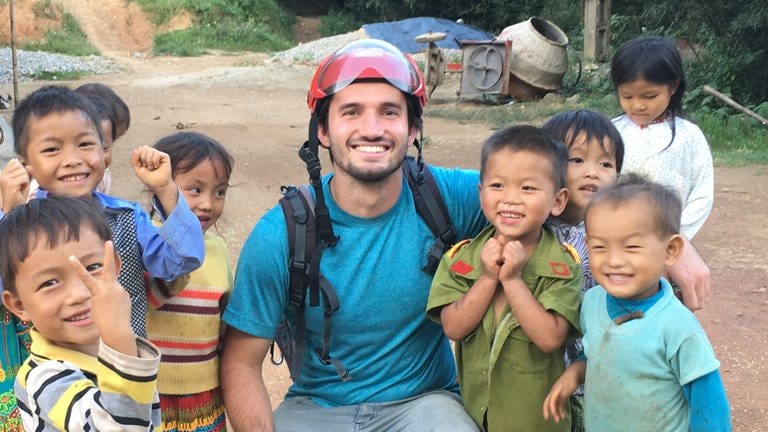 Entwicklungshelfer David aus Karlsruhe in Vietnam umringt von Kindern
