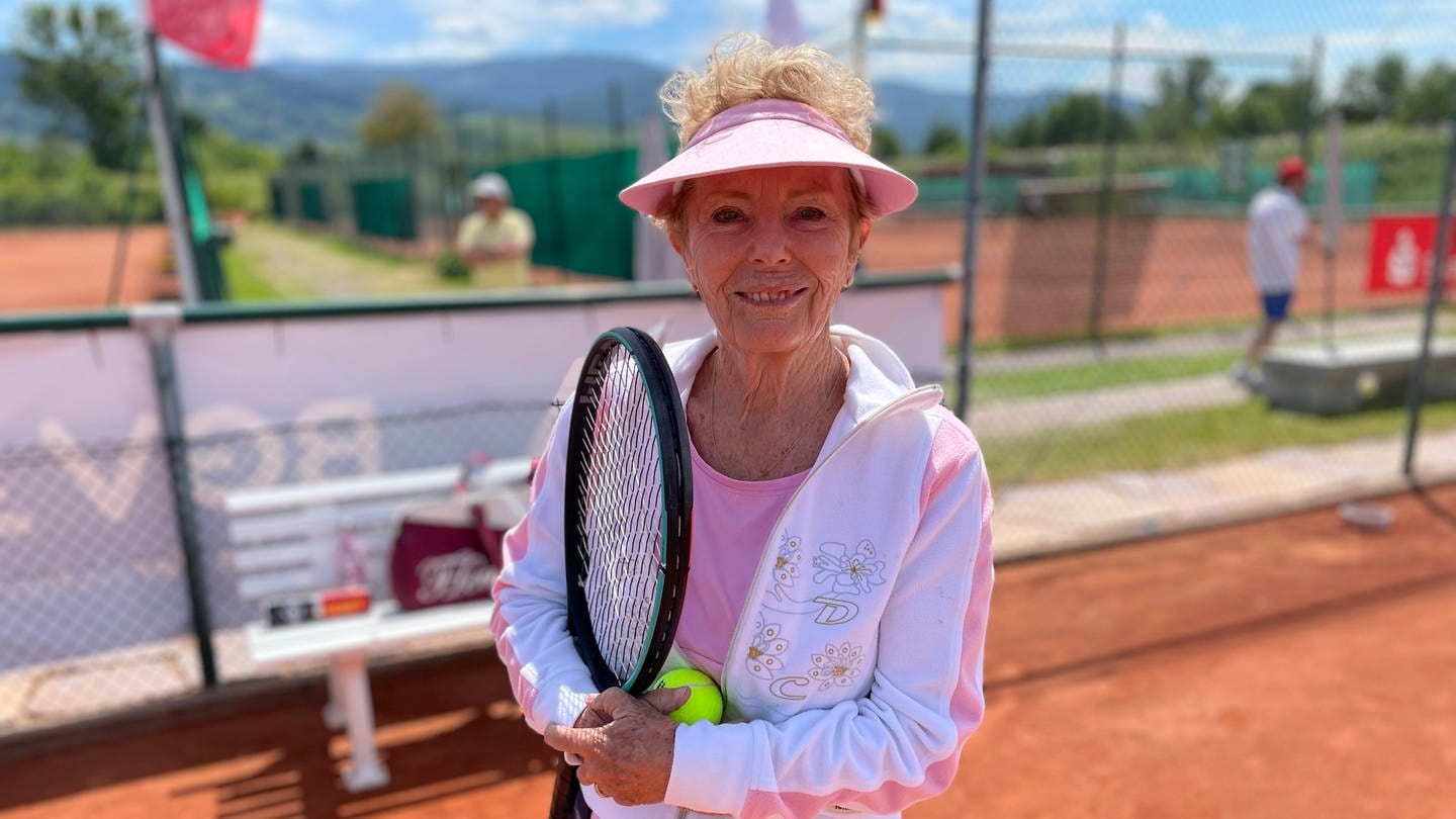 Seniorin steht auf dem Tennisplatz mit Schläger in der Hand (Foto: SWR)