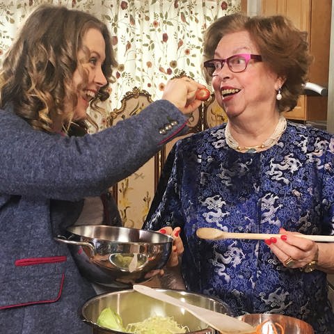 Oma Helga und Enkelin Hero beim Kochen