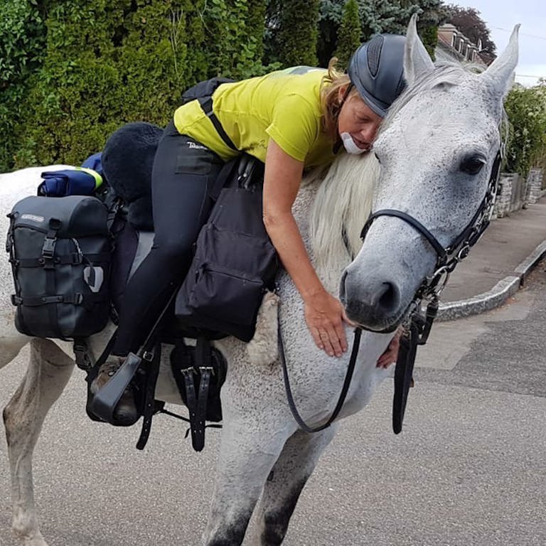Wanderreiterin Regine Reisinger auf ihrem Pferd Jair (Foto: SWR)