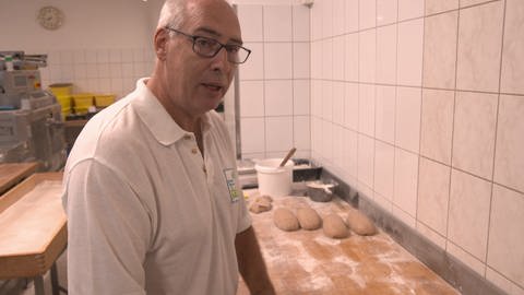 Bäckermeister Markus steht in seiner Backstube (Foto: SWR)