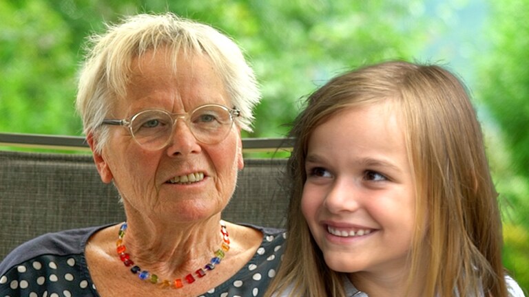 Eine ältere Dame und ein junges Mädchen lächeln in die Kamera (Foto: SWR)