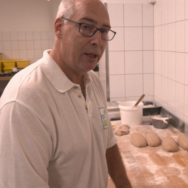 Bäckermeister Markus steht in seiner Backstube