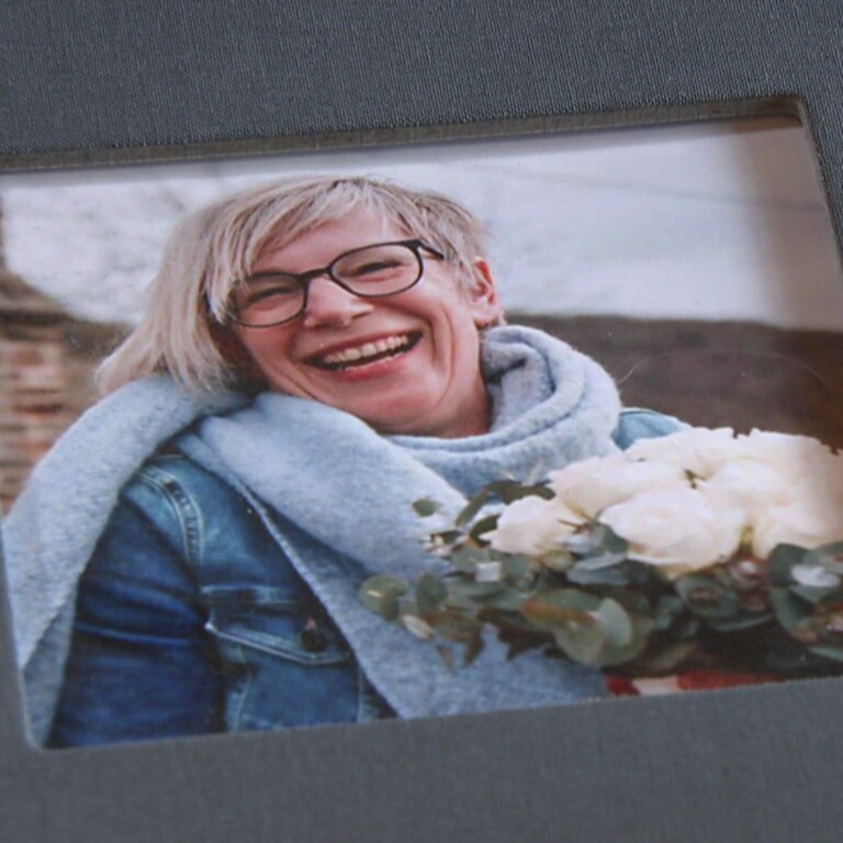 Graues Album mit Foto einer blonden Frau, die lacht. (Foto: SWR)