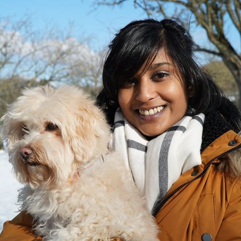 Esha mit ihrem Hund (Foto: SWR)