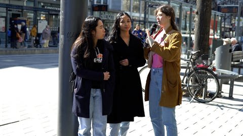 SWR Heimat Host Martika Baumert im Gespräch mit zwei jungen Frauen in Mannheim (Foto: SWR)