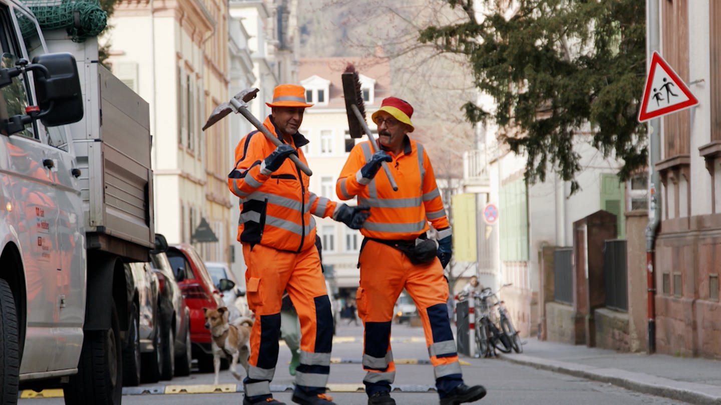 Nouri und Süla arbeiten bei der Straßenreinigung in Heidelberg (Foto: SWR)