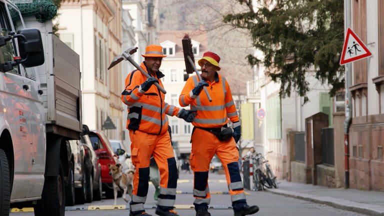Nouri und Süla arbeiten bei der Straßenreinigung in Heidelberg