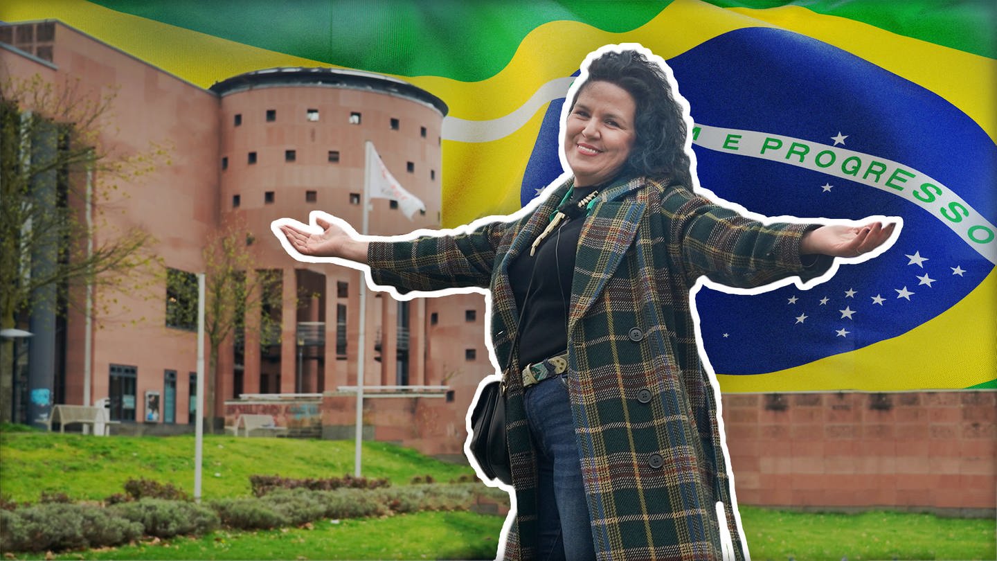 Fotokünstlerin Ray Albuquerque aus Sao Paulo in ihrer neuen Heimat Kaiserslautern, vor dem Pfalztheater mit brasilianischer Flagge im Hintergrund (Foto: SWR)